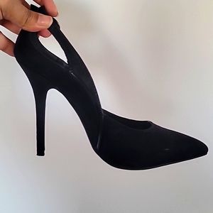 Black pumps